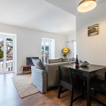 Amazing Downtown With Small Balcony With View Over The Castle * Lisboa