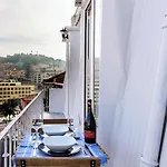 Amazing Downtown With Small Balcony With View Over The Castle Apartamento Lisboa