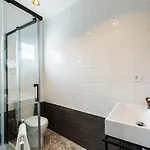 Amazing Downtown With Small Balcony With View Over The Castle דירה *