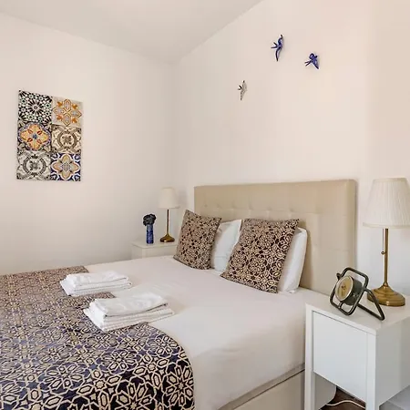 Amazing Downtown With Small Balcony With View Over The Castle Apartamento Lisboa