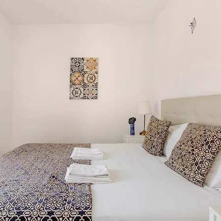 Amazing Downtown With Small Balcony With View Over The Castle 아파트 *