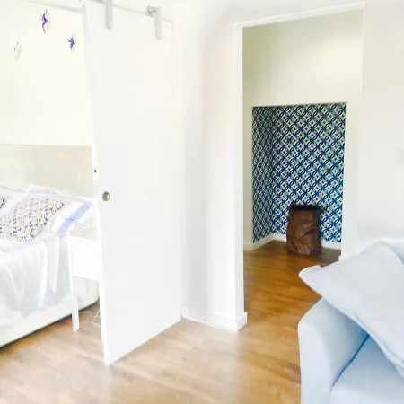 Amazing Downtown With Small Balcony With View Over The Castle 아파트 리스본