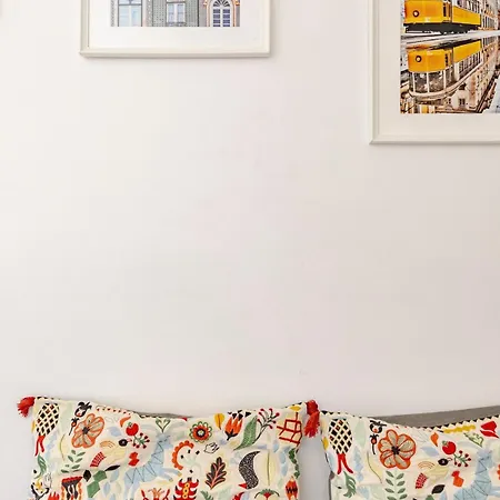 Amazing Downtown With Small Balcony With View Over The Castle