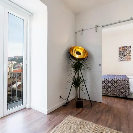 Amazing Downtown With Small Balcony With View Over The Castle * Lizbona