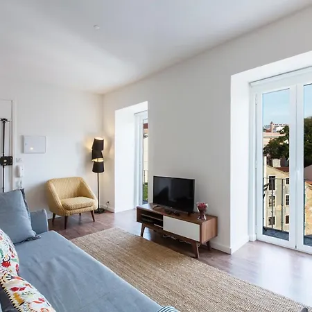 Amazing Downtown With Small Balcony With View Over The Castle * Lizbona