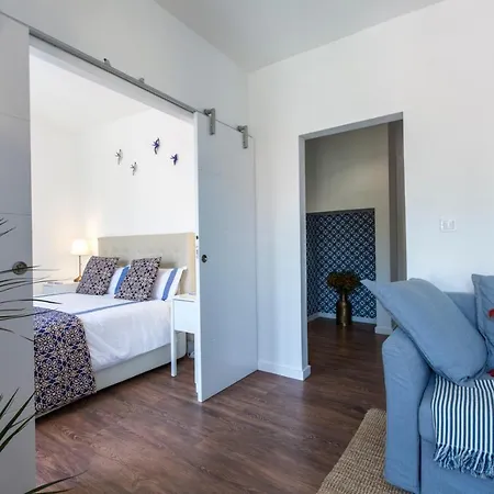 Amazing Downtown With Small Balcony With View Over The Castle Apartman Lisboa