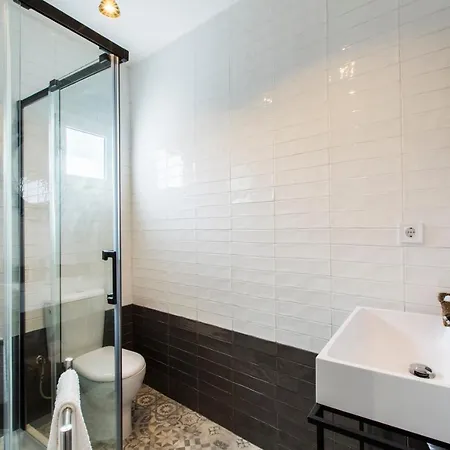 Amazing Downtown With Small Balcony With View Over The Castle Lejlighed *