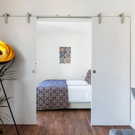 Amazing Downtown With Small Balcony With View Over The Castle *